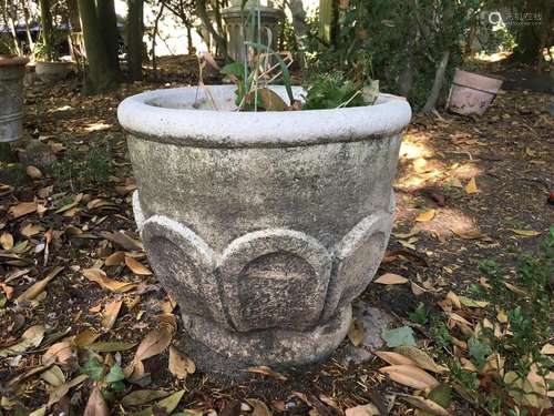 Vase de jardin en pierre reconstituée. Signé La Vi…