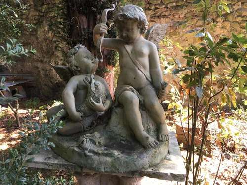 Fontaine de bassin en zinc à décor d'Amours, l'un …