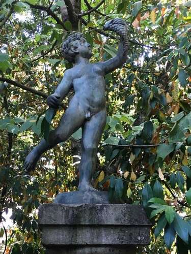 Statue de fontaine en régule patiné figurant un je…