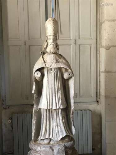 Importante statue d'évêque en pierre sculptée. 123…