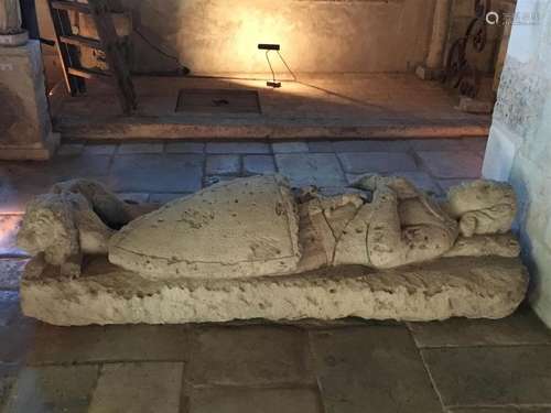 Gisant en pierre sculptée figurant un chevalier au…