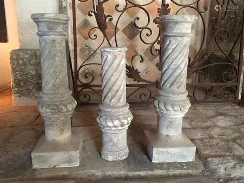 Trois éléments de colonnes en pierre sculptée à dé…