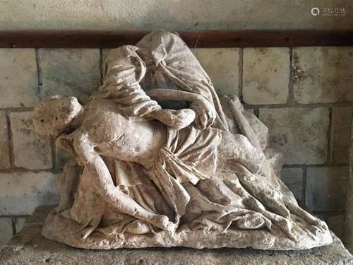 Importante Pieta en pierre sculptée. 78 x 101 x 44…