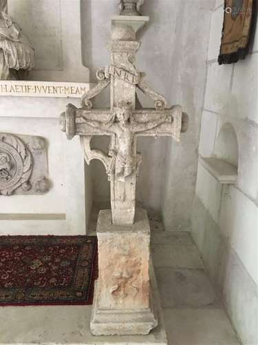 Croix de calvaire en pierre sculptée figurant le C…