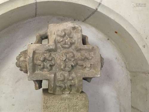 Elément de croix de calvaire en pierre sculpté à d…