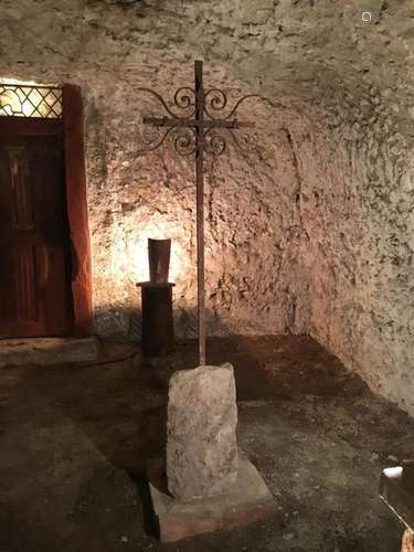 Croix de calvaire en fer forgé scellée dans un blo…