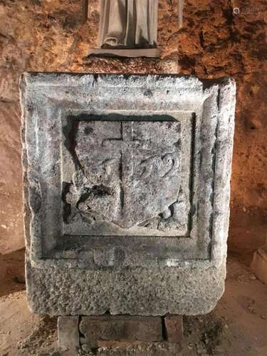 Pierre rectangulaire sculptée d'un blason centré d…