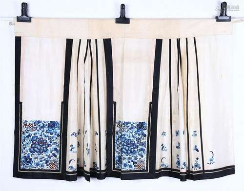 CHINESE EMBROIDERED SILK SKIRT