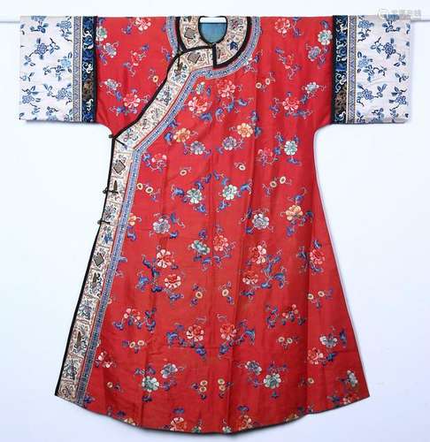 CHINESE EMBROIDERED SILK WOMAN'S ROBE