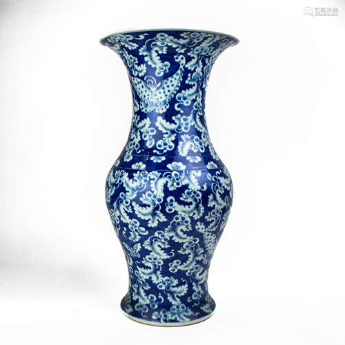 A Chinese Blue and White Porcelain Vase