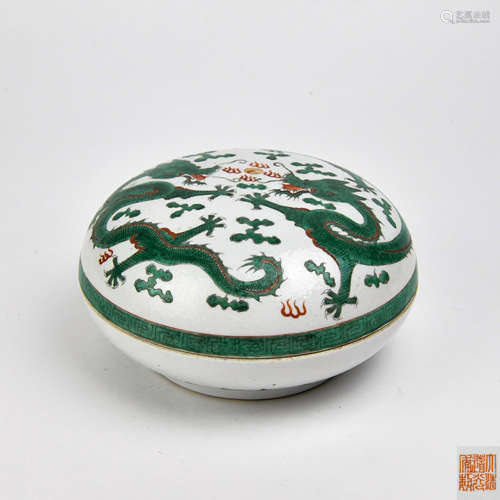 A Chinese Famille-Rose Porcelain Round Box with Cover