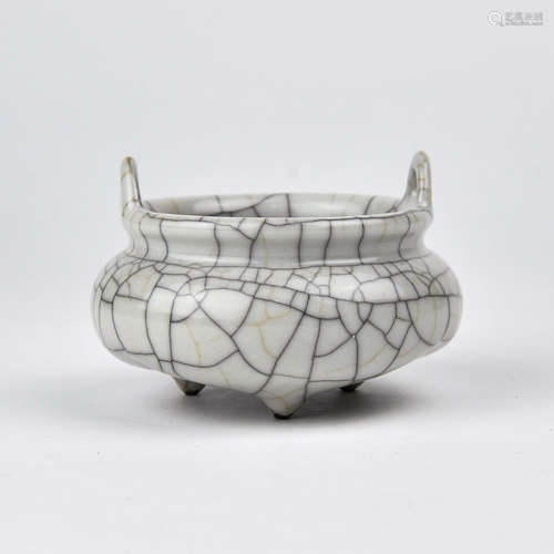 A Chinese Ge-Type Glazed Porcelain Incense Burner