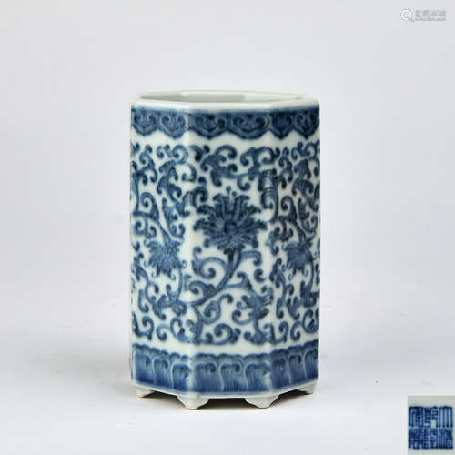 A Chinese Blue and White Porcelain Brush Pot