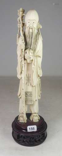 CHINE \nOkimono en ivoire sculpté figurant un Sage …