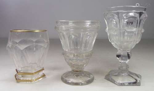 Réunion de trois verres anciens dont deux à pied, …