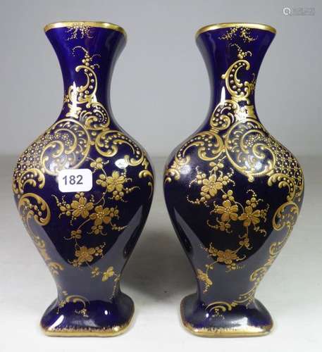 Limoges \nPaire de vases de forme balustre en porce…