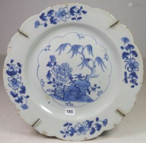 Chine \nAssiette en porcelaine de forme chantournée…