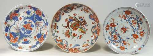 Chine \nRéunion de trois assiettes en porcelaine à …