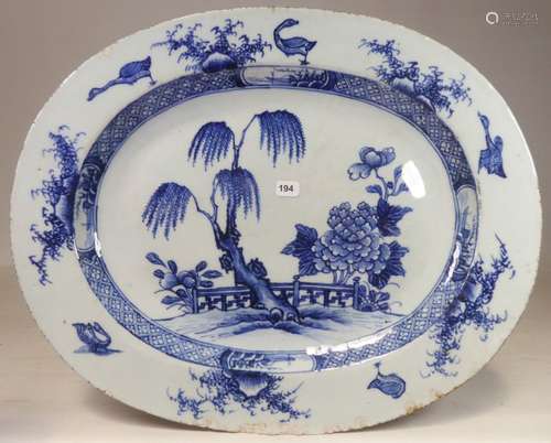 Chine \nPlat de forme ovale en porcelaine à décor b…