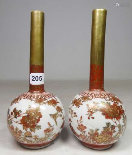 Japon \nPaire de vases à col soliflore en faience d…