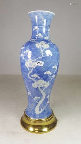 Vase de forme balustre en porcelaine à décor bleu …