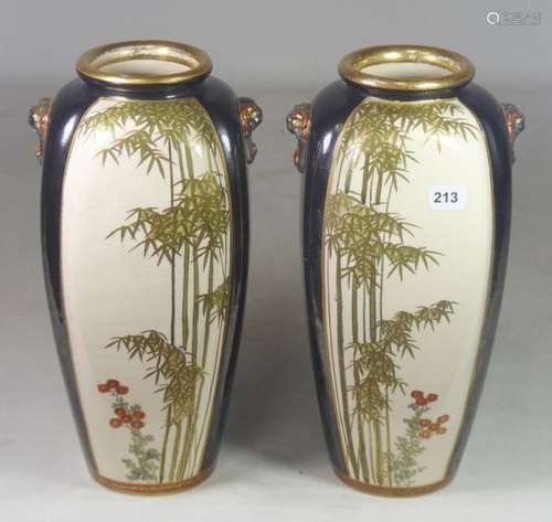 Japon \nPaire de vases de forme ovoide en faience d…