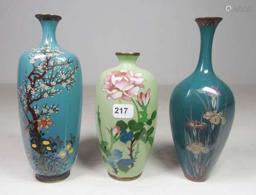 Japon \nRéunion de trois vases en émaux cloisonés à…