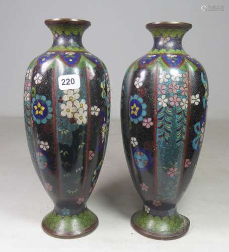 Paire de vases de forme ovoide en émaux cloisonés …