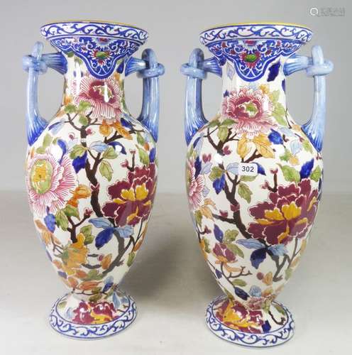 Gien \nPaire de vases en faience à anses détachées …