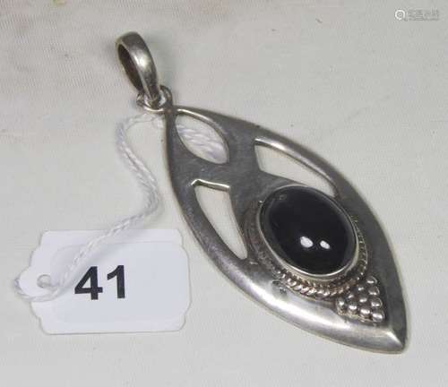 Pendentif en argent agrémenté d'un cabochon de pie…