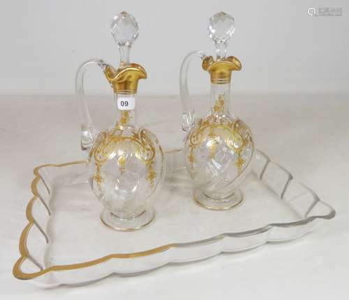 Paire de carafons à liqueur en verre à décor de re…