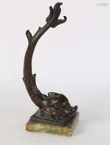 Porte montres formant un poisson, bronze, socle en…