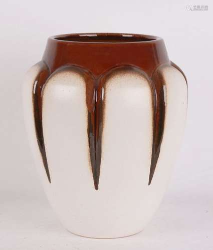 BAUDIN, Grand vase en faience fine. Ht : 28 cm.