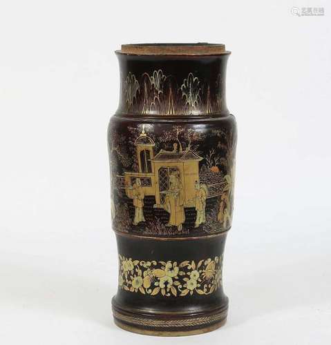 Japon, XIX ème s.Vase en bois laqué à motifs d'une…