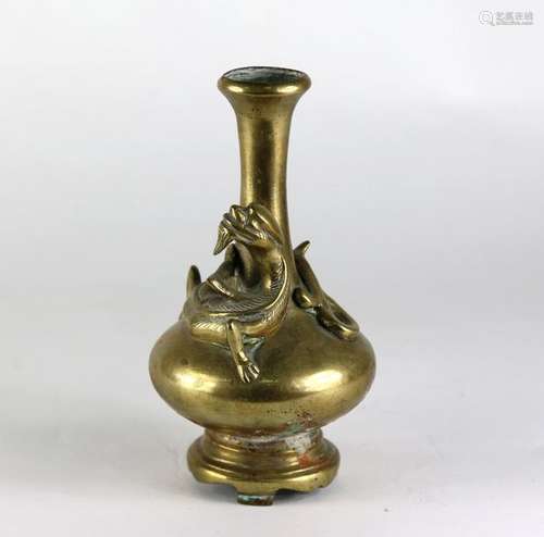 Asie, vase en bronze doré orné d'un dragon lové au…