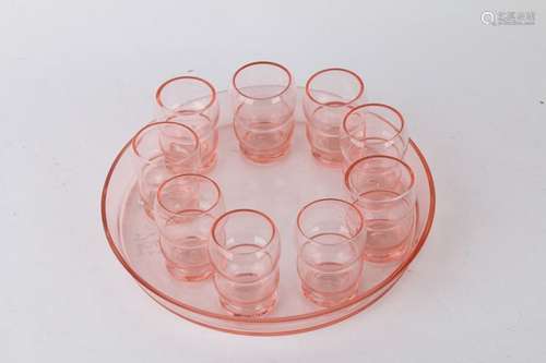 Plateau verre teinté rose avec 9 verres à orangead…