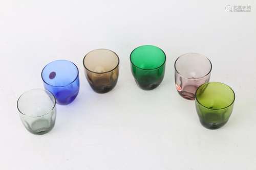 6 verres à whisky, forme ovoide, de couleurs multi…