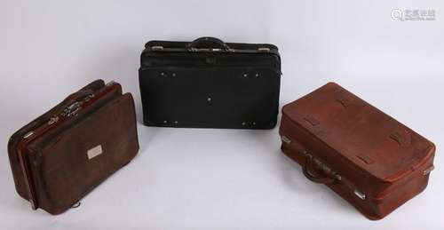 Trois valises en cuir, ref : 323 333, 52X36