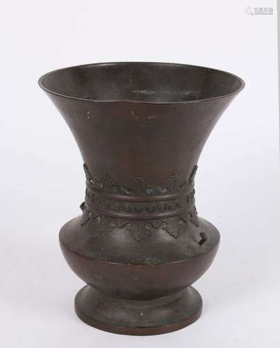 CHINE, important vase en bronze à décor géométriqu…