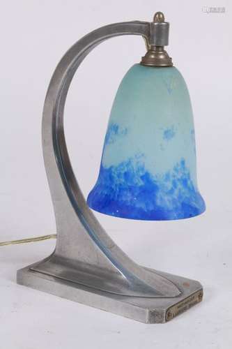 Lampe en verre soufflé bleu. Vers 1900. Ht : 31X18