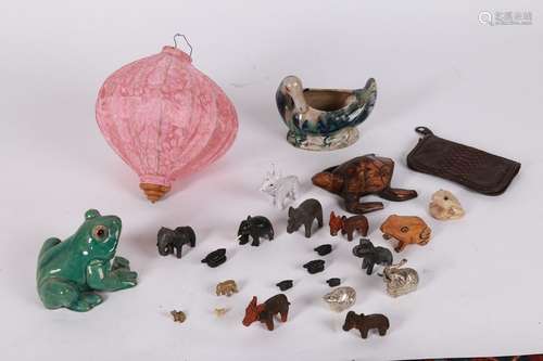 Lot de grenouilles et petits animaux, en faience.