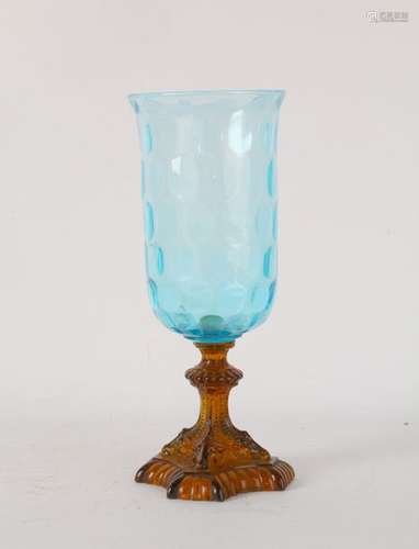 Grande coupe en verre pressé et moulé, le pied \