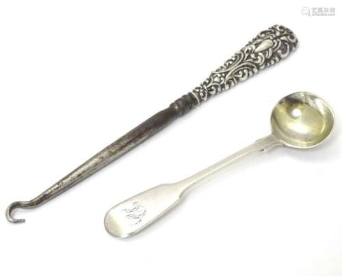 A silver fiddle pattern salt spoon hallmarked London