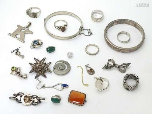 Assorted jewellery including silver bangle bracelets,