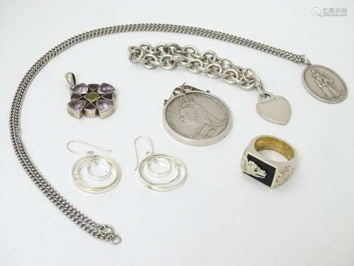 Assorted jewellery including a silver gilt ring with