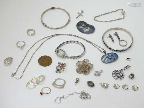 Assorted jewellery incluiding silver bracets, rings,