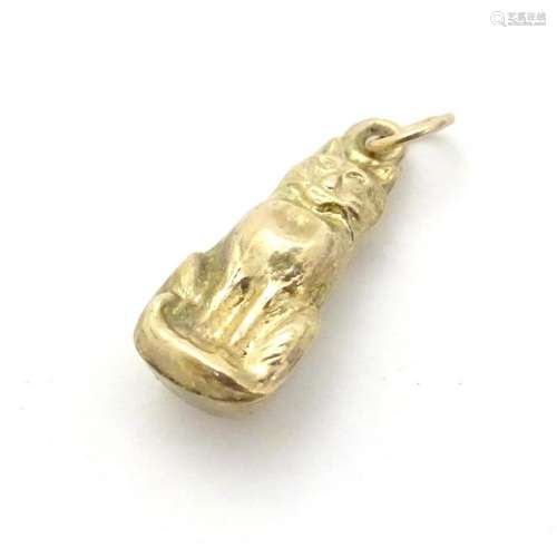 A 9ct gold pendant / charm formed as a seated cat Â¾''