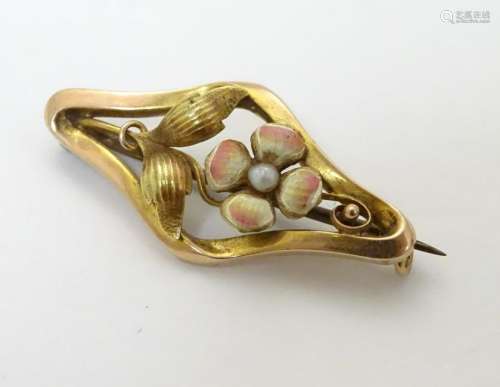 An Art Nouveau 9ct gold brooch with flower to centre