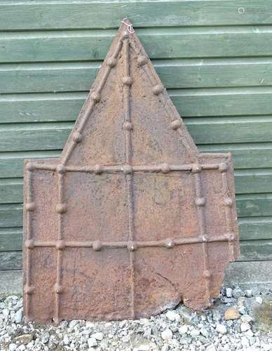 Fire back: an 18 / 19thC cast iron pointed top fireback