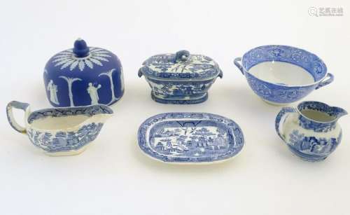 A quantity of blue and white items, to include a twin